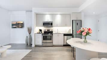 Premium Suite, 1 Katil Ratu (Queen), Kitchen, City View | Dapur peribadi | Peti sejuk/penyejuk beku saiz penuh, ketuhar gelombang mikro, ketuhar