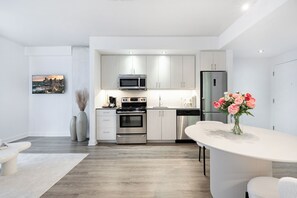 Premium Suite, 1 Queen Bed, Kitchen, City View | Private kitchen | Full-size fridge, microwave, oven, stovetop - The York Collective - Old Montréal (Montréal)