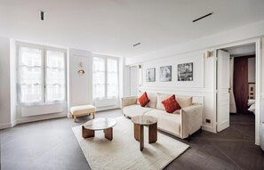 TV - EXPERIENCE THE TRUE ESSENCE OF PARIS IN THE HEART OF LE MARAIS – RUE DU TEMPLE (Paris)