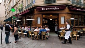 Outdoor dining - EXPERIENCE THE TRUE ESSENCE OF PARIS IN THE HEART OF LE MARAIS – RUE DU TEMPLE (Paris)