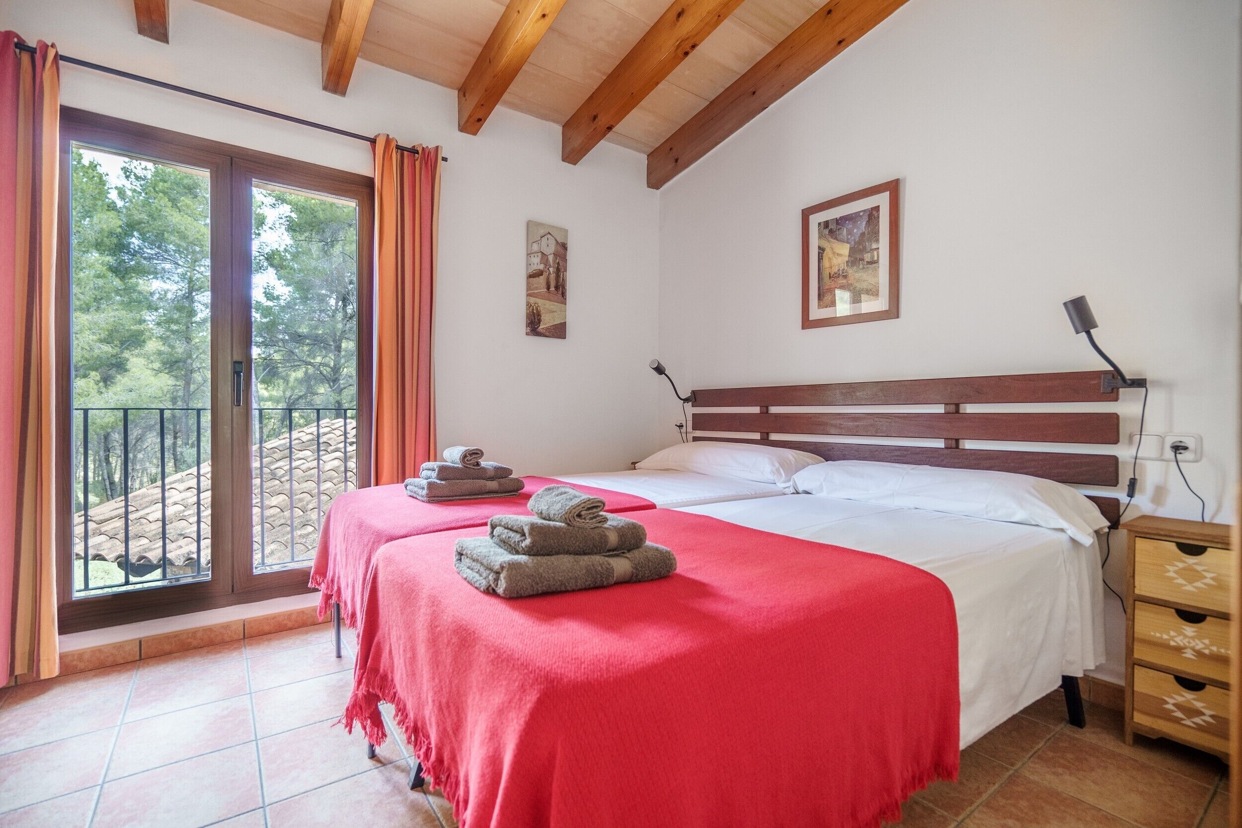 4 bedrooms, iron/ironing board, WiFi, bed sheets