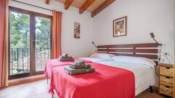 4 bedrooms, iron/ironing board, WiFi, bed sheets