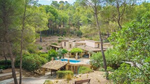 A hillside villa with a swimming pool, surrounded by trees and a bench. - Holiday Home 'Can Miquel De Sa Teia' with Mountain View, Private Pool and Wi-Fi (Illes Balears)