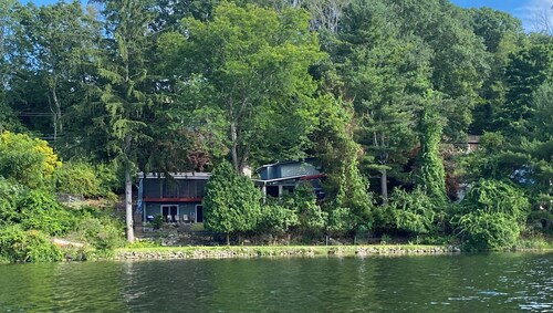 Spacious Lake Retreat, Stunning Sunset Views, Private Outdoor Entertaining.