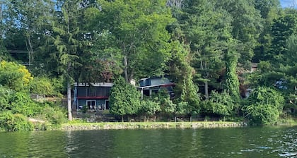 Spacious Lake Retreat, Stunning Sunset Views, Private Outdoor Entertaining.