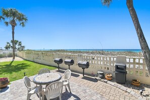 Outdoor dining - 🏖️Gulf Front 3rd Floor | Pool & Beach View | Aqua Villa 302🏖️ (Fort Walton Beach)
