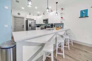 Bar seating - 🏖️4 Bikes | Walk to Beach | Pet Friendly | Prime Location | Mermaid Manor🏖️ (Panama City Beach)