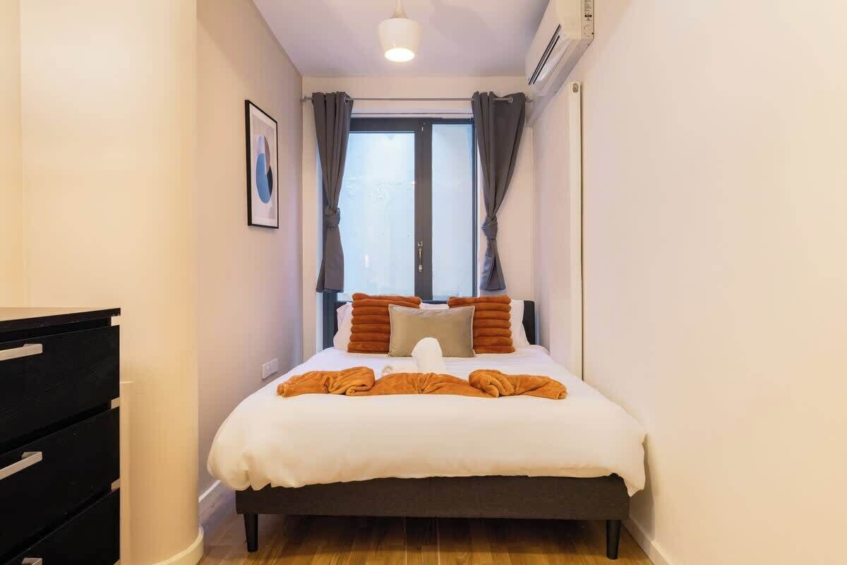 2 bedrooms, iron/ironing board, WiFi (free), bed sheets