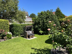Property grounds - Close to the beach, vacation home Ilse Hans, apartment 1 (Wangerland)