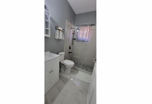 Bathroom - Spacious 1 Bedroom Suite (with Pool View) (Runaway Bay)