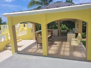 Outdoor dining - 1 Bedroom Suite (with Pool view &Private Balcony) (Runaway Bay)