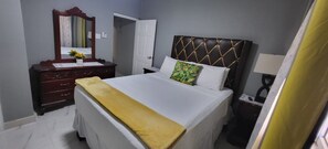 1 chambre, fer et planche à repasser, accès Internet, draps fournis
