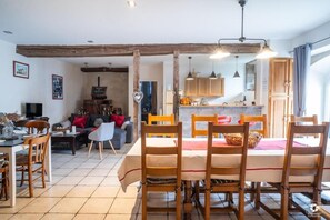 Dining - Château Besson (Désertines)