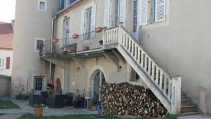 Een gebouw met een toren, een trap en een stapel hout.