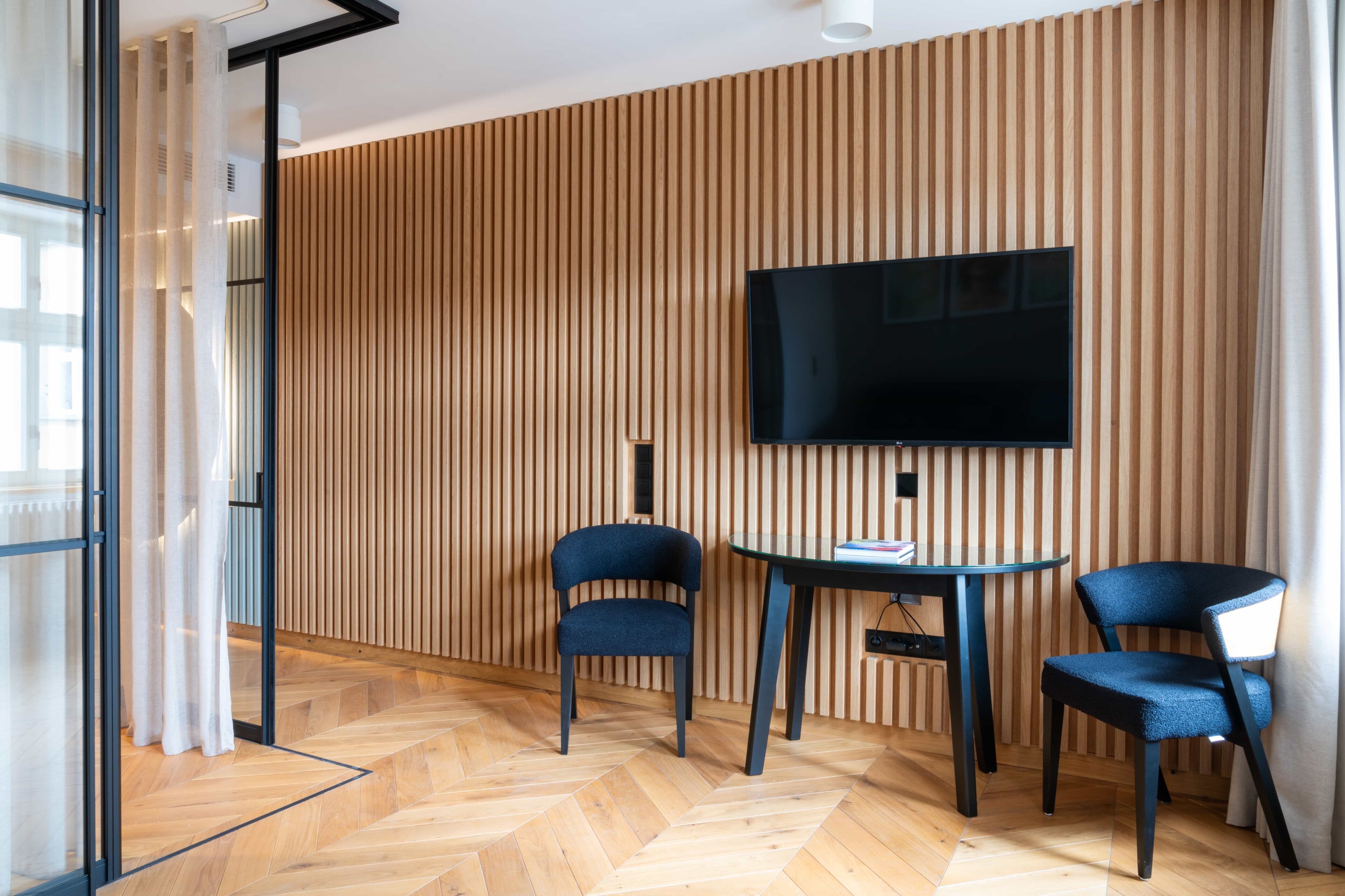 Studiosuite, byutsikt | Spiseområde på rommet