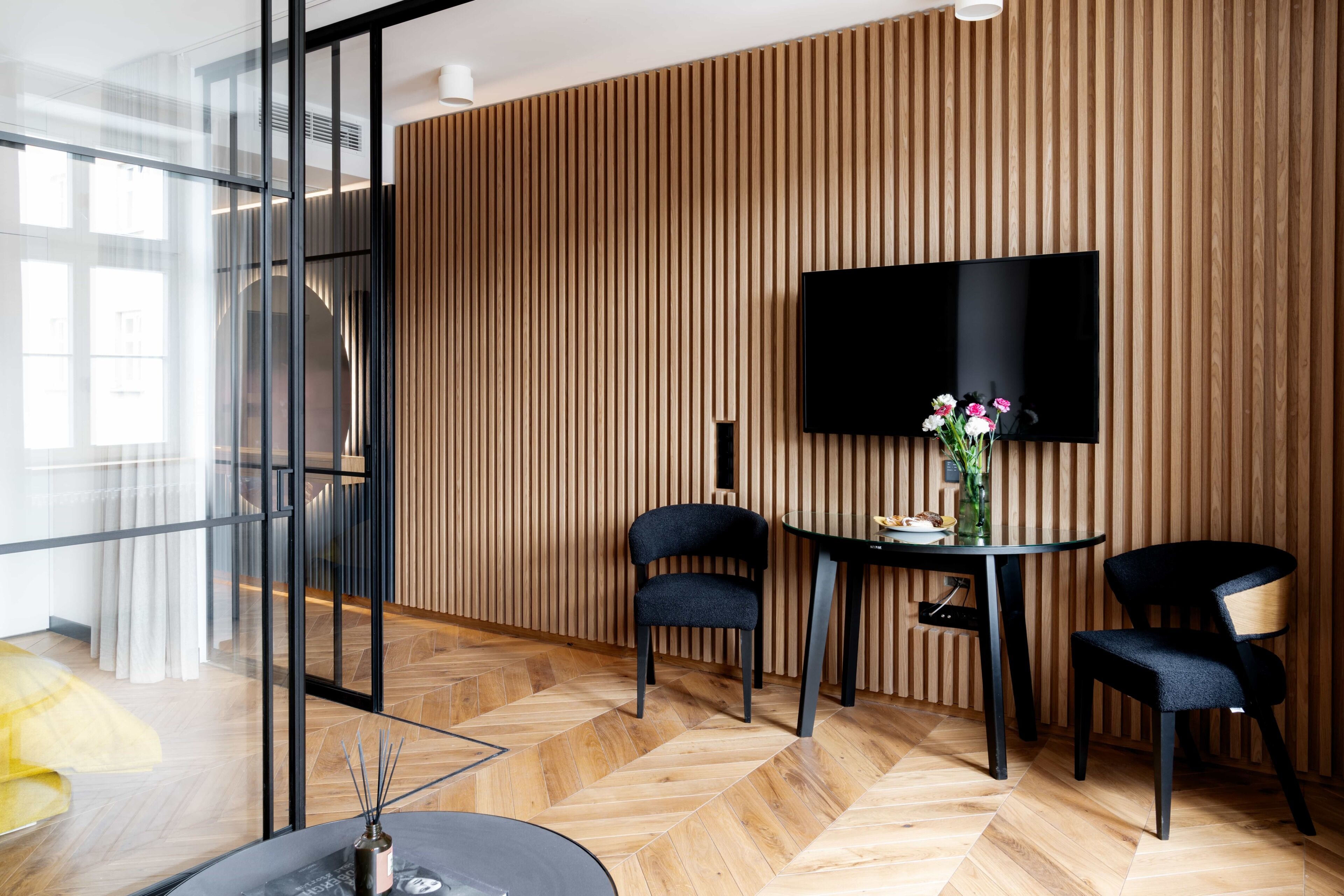 Premium appartement, uitzicht op stad | Woonruimte | Een 1-inch flatscreentelevisie met digitale zenders