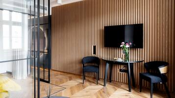 Premium appartement, uitzicht op stad | Woonruimte | Een 1-inch flatscreentelevisie met digitale zenders