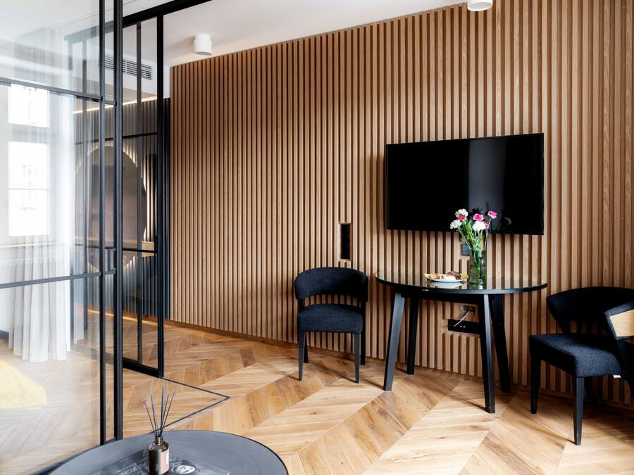 Premium appartement, uitzicht op de stad | Woonruimte | Een 1-inch flatscreentelevisie met digitale zenders