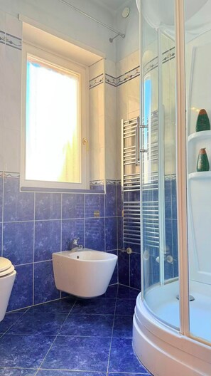 Shower, hair dryer, bidet, towels - Venice Mestre Station Bright, Vintage, Comfortable Entire Apartment Casa Marco (Venezia)