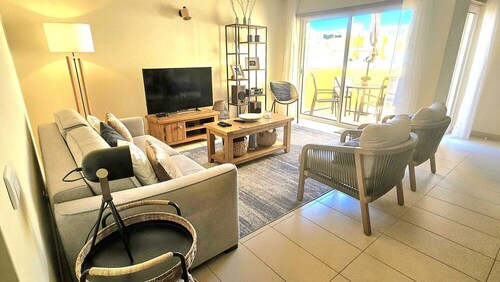 2 bedroom 2 bathroom Penthouse - Large Roof Solarium - Communal Pool and Gardens