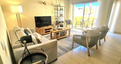 2 bedroom 2 bathroom Penthouse - Large Roof Solarium - Communal Pool and Gardens