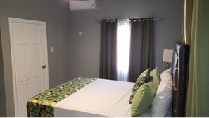 1 bedroom, iron/ironing board, WiFi, bed sheets - Kingsbird By The Sea- Cozy 1 Bedroom (Runaway Bay)