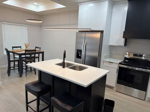 3BR Duplex 25 min to SpaceX, private Patio & Parking
