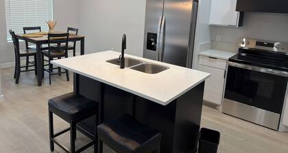 3BR Duplex 25 min to SpaceX, private Patio & Parking