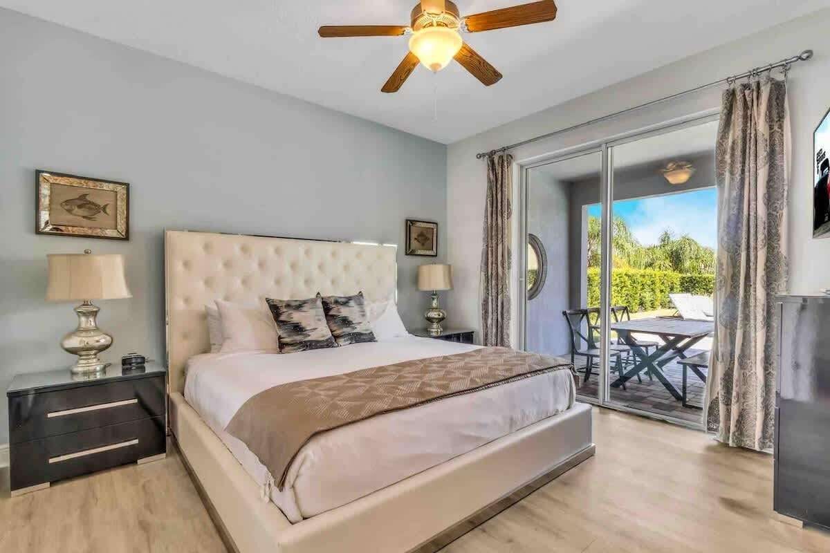 8 habitaciones, espacio para trabajar con laptop y cortinas blackout 