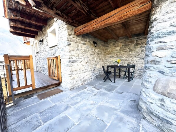 Outdoor dining - Panoramic Apartment in Historic Village near Aosta with Terrace (Sarre)