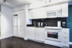 Private kitchen - 2-bedroom Condo in beautiful Toronto with cozy comfort and Free Parking (Toronto)