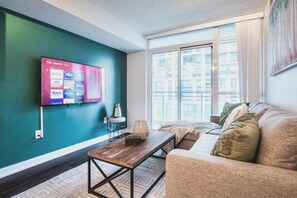 Living area - 2-bedroom Condo in beautiful Toronto with cozy comfort and Free Parking (Toronto)