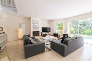 TV - Belle villa familiale avec piscine privée + jardin (Lacanau)