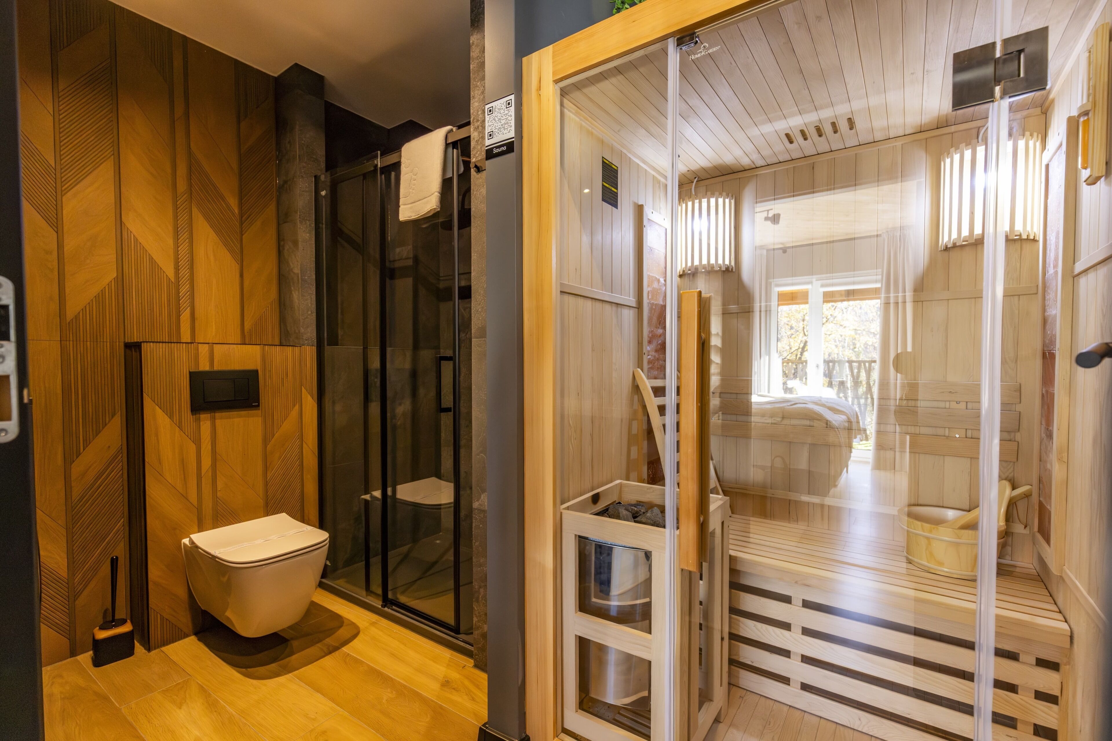 Luxury Apartment | Bathroom | Shower, hair dryer, towels, soap