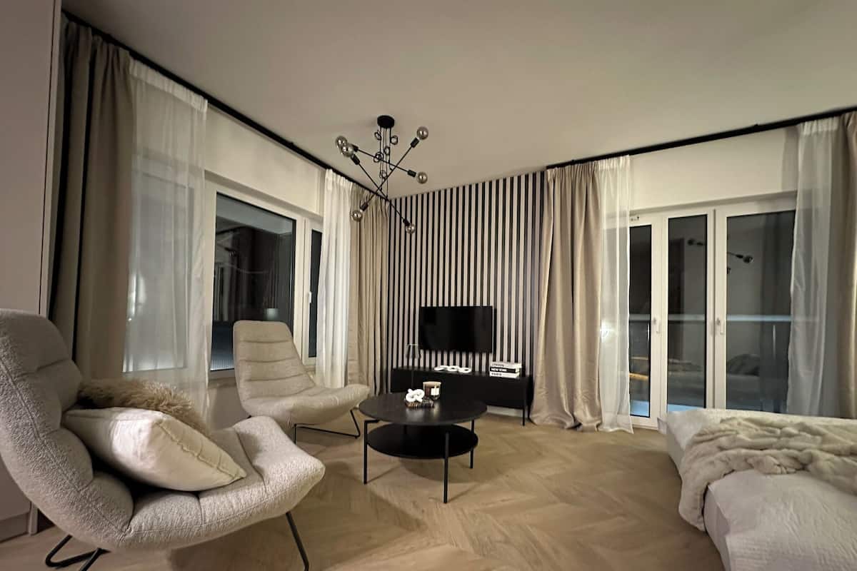 Apartment, Blick auf den Innenhof | Laptopgeeigneter Arbeitsplatz, Bügeleisen/Bügelbrett, kostenloses WLAN
