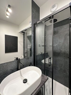 Apartment, Courtyard View | Bathroom | Shower, hair dryer, towels, soap - Pine Apartments - Dolina Szczęścia (Szklarska Poręba)