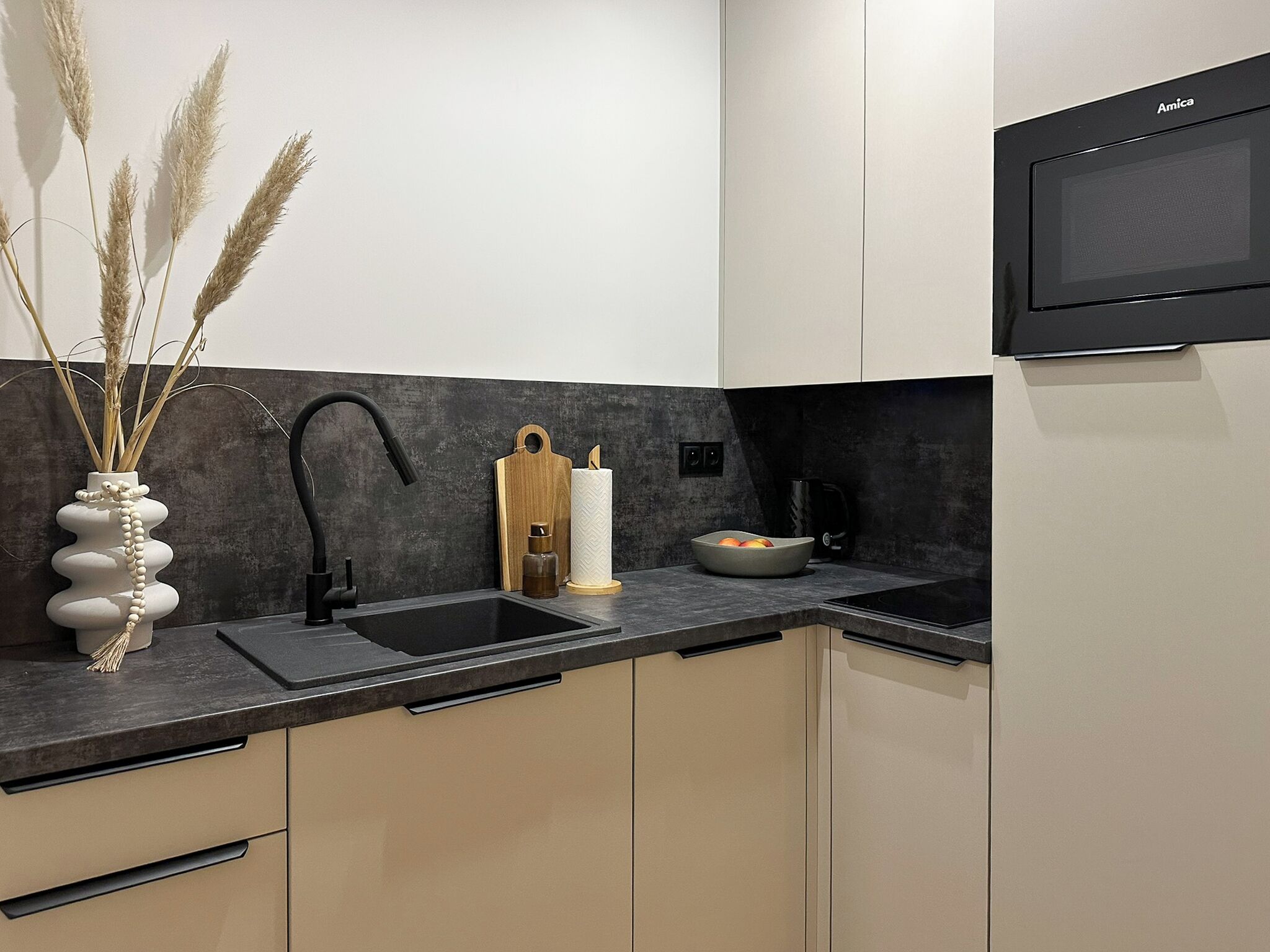 Appartement, vue cour intérieure | Cuisine privée | Four, plaque de cuisson, lave-vaisselle, grille-pain