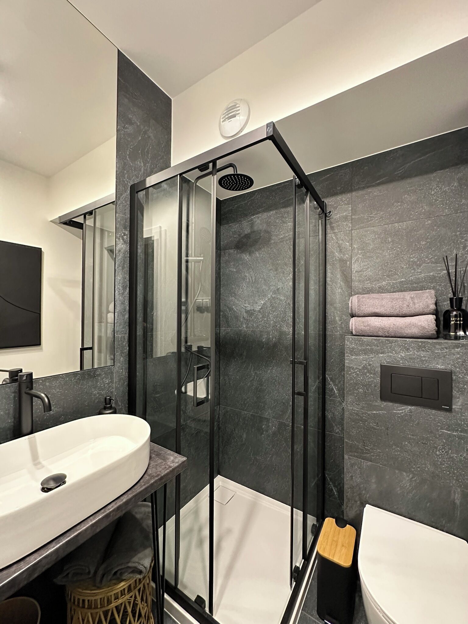Apartment, Blick auf den Innenhof | Badezimmer | Dusche, Haartrockner, Handtücher, Seife