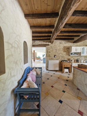 Interior - Large private house with swimming pool - 15 pers, 2ha park, billiards, children's games (Cours-de-Monségur)