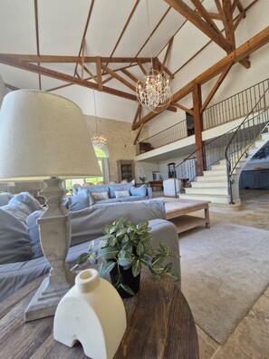 Living area - Large private house with swimming pool - 15 pers, 2ha park, billiards, children's games (Cours-de-Monségur)