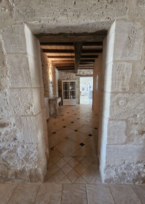 Interior - Large private house with swimming pool - 15 pers, 2ha park, billiards, children's games (Cours-de-Monségur)