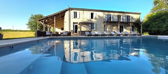 Large private house with swimming pool-15 pers,park, billiards, children's games