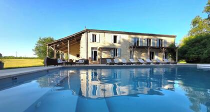 Large private house with swimming pool-15 pers,park, billiards, children's games