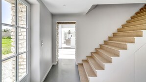 Una escalera moderna con recubrimiento de alfombra que conduce a un espacio abierto.