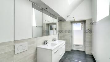 Douche, serviettes fournies