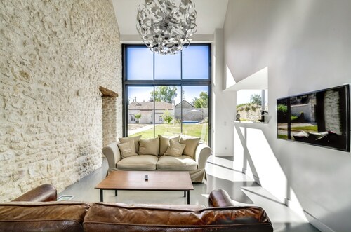 Homerez - Villa with Pool and Garden in Amponville