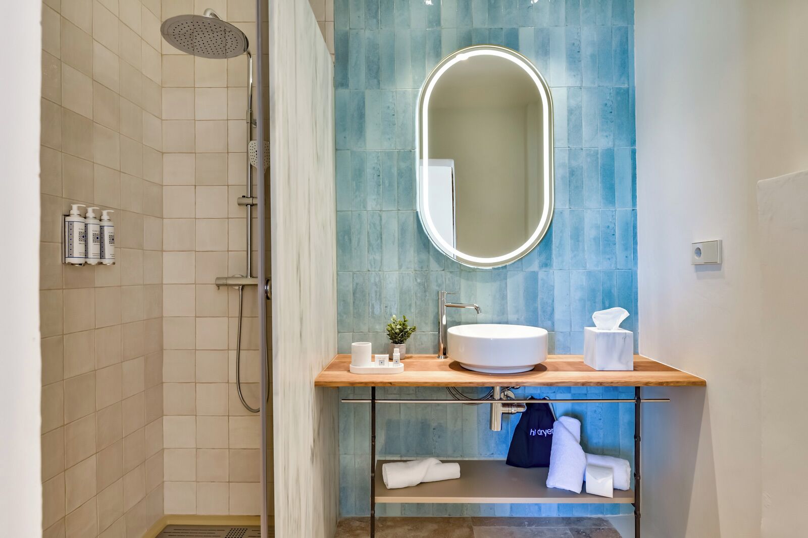 Habitación doble superior, vistas al mar | Baño | Ducha, secador de pelo, toallas y jabón