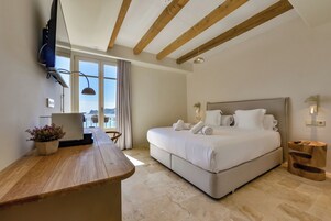 Habitación Deluxe doble, balcón, vistas al mar | Caja fuerte, cortinas opacas, sistema de insonorización