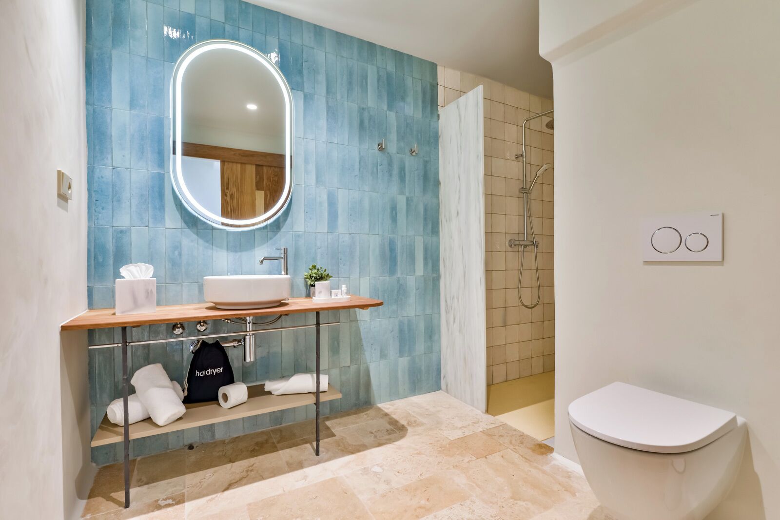 Habitación Deluxe doble, balcón, vistas al mar | Baño | Ducha, secador de pelo, toallas y jabón