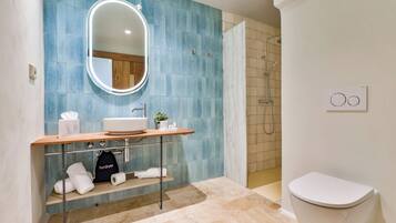 Habitación Deluxe doble, balcón, vistas al mar | Baño | Ducha, secador de pelo, toallas y jabón